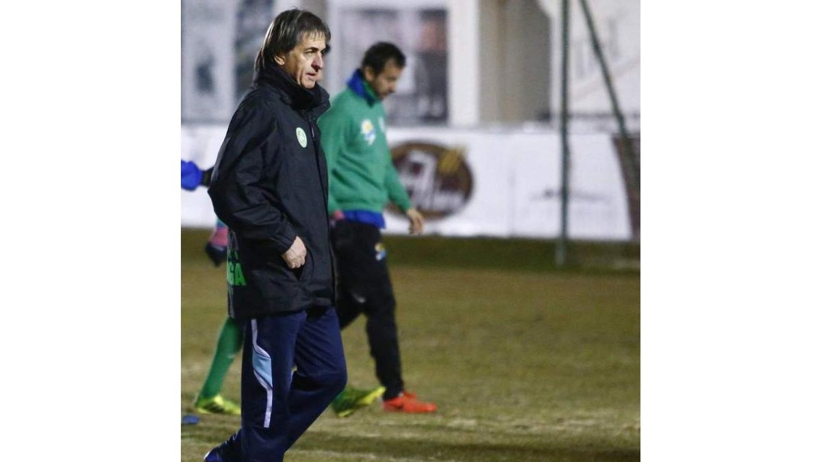 Pepe Calvo baraja el fichaje de Óscar Martín, arriba, o Jairo Cárcaba, entre otros jugadores.