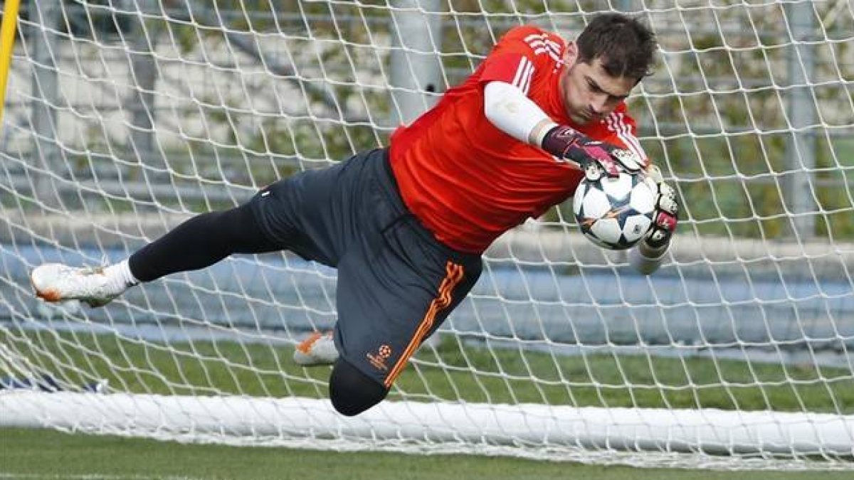 Casillas vuela para atajar un balón en un entrenamiento del Madrid en Valdebebas.