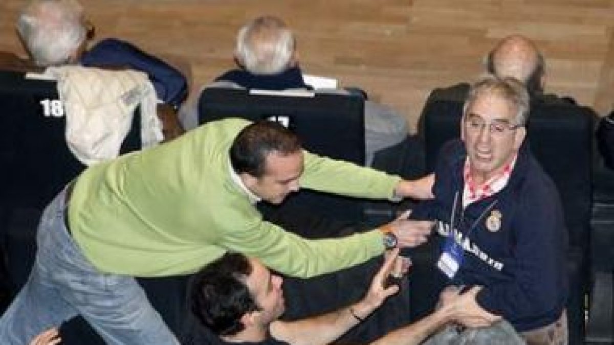 Ramón Calderón se cubre la cara en uno de los muchos momentos de tensión en la asamblea del Madrid