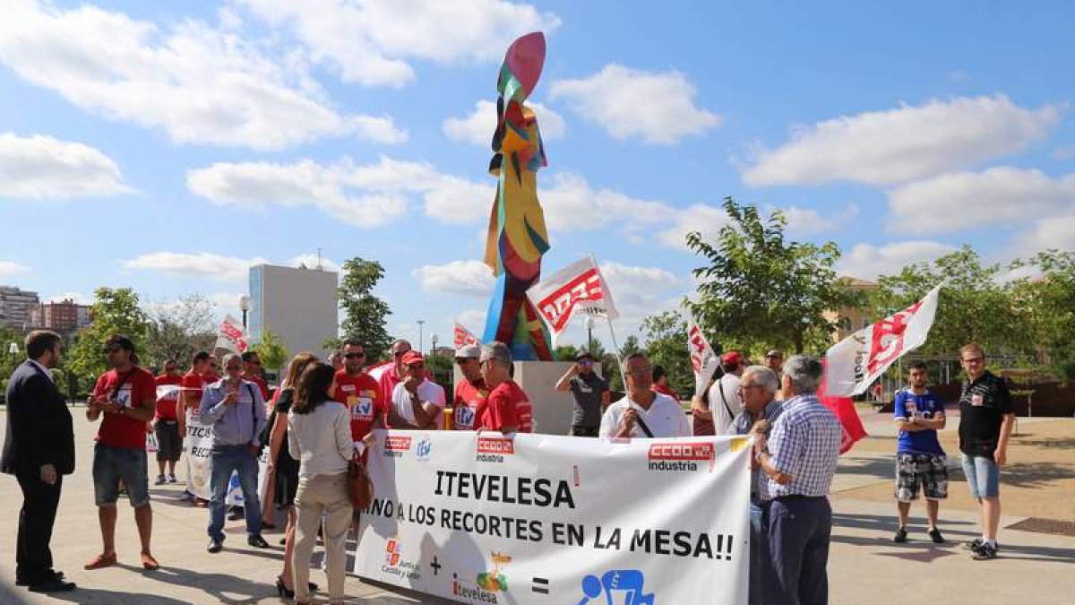 Protesta de los trabajadores a las puertas de las Cortes.