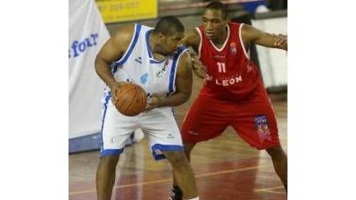 Onyekwe defiende con la camiseta de León al «Gordo» Williams, que el año pasado militaba en Huelva