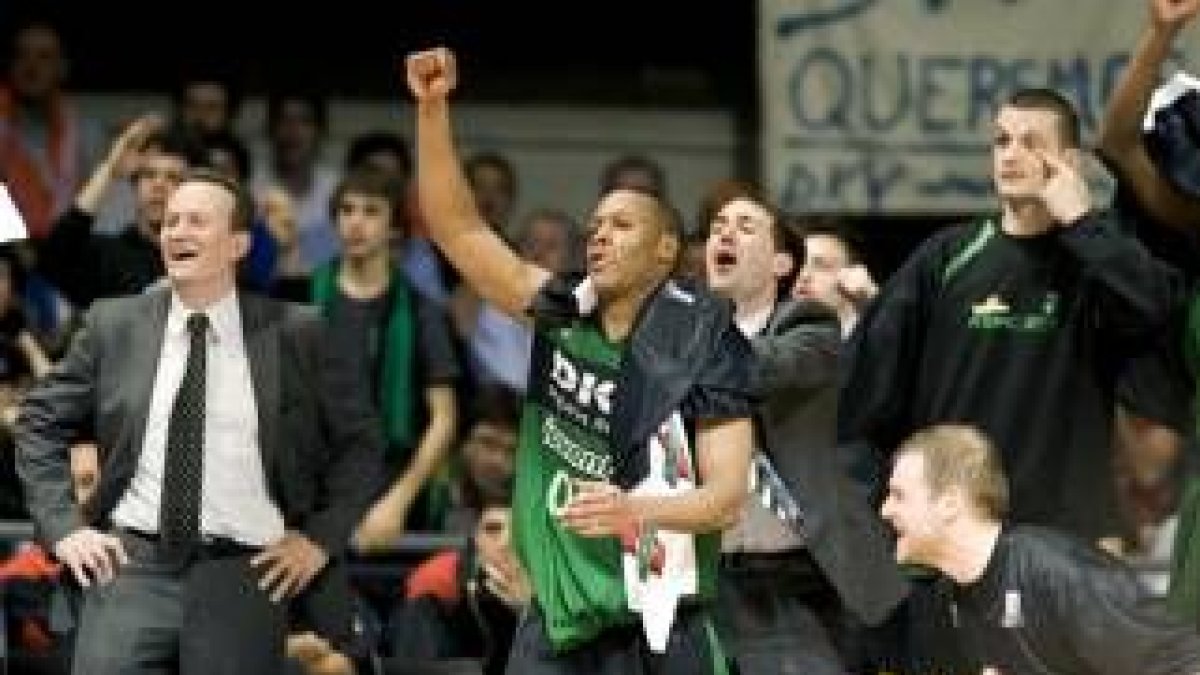 El banquillo del DKV Joventut celebra la victoria de su equipo