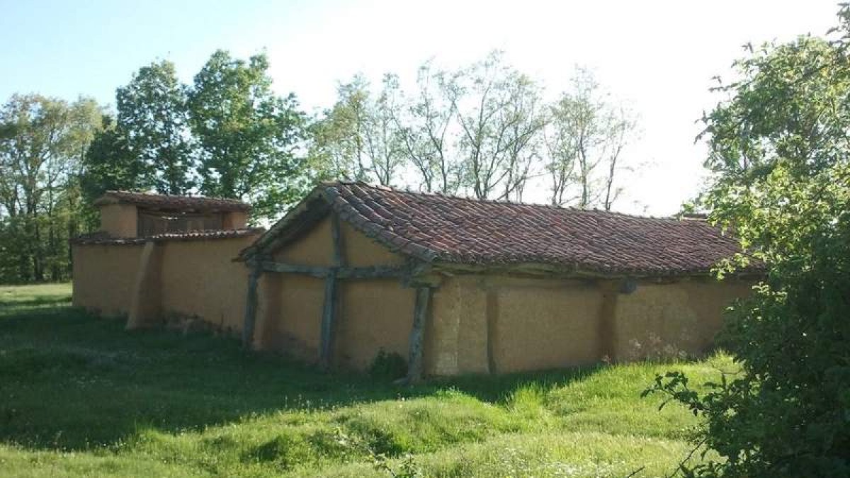 Corrales para el ganado construidos de adobe en la localidad de Valdavida.