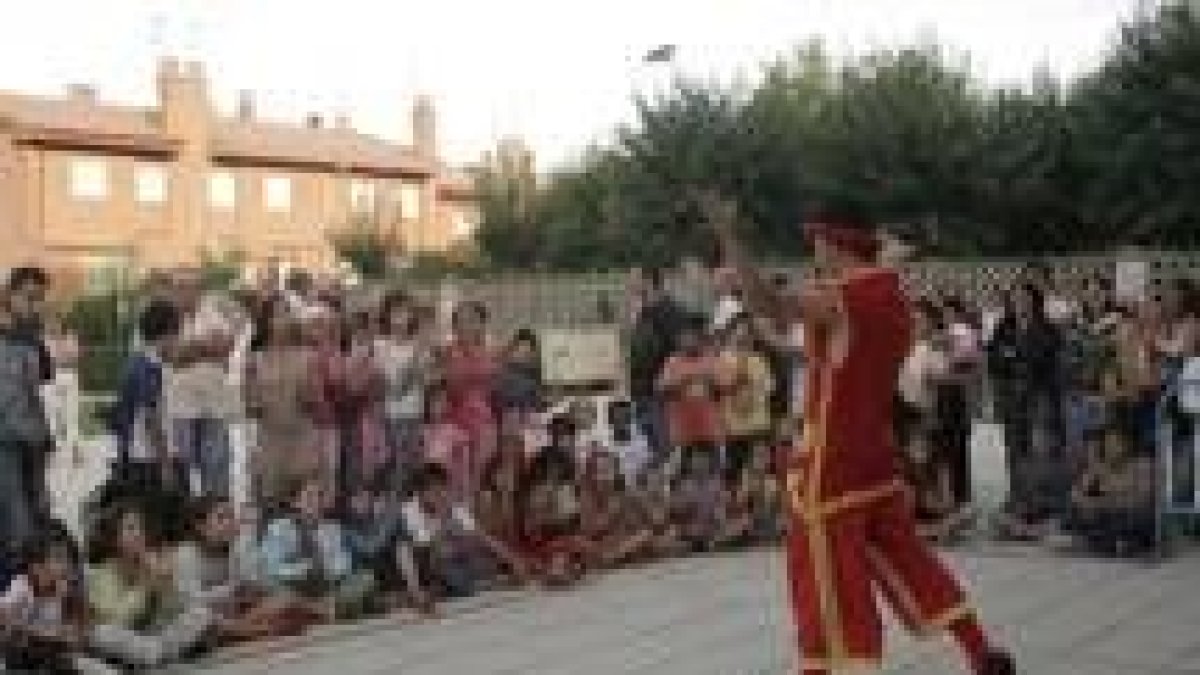 Un grupo de niños del barrio La Sal durante la actuación de un mago que amenizó la tarde