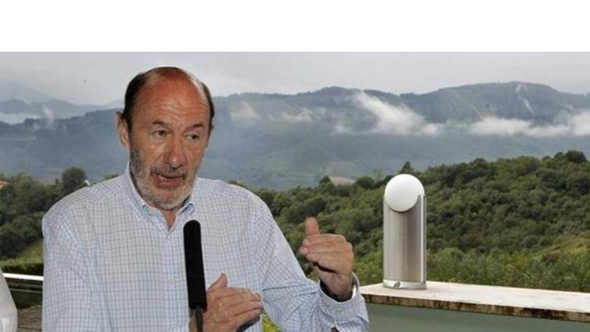 El secretario general del PSOE, Alfredo Pérez Rubalcaba, este miércoles en Torazu (Asturias).