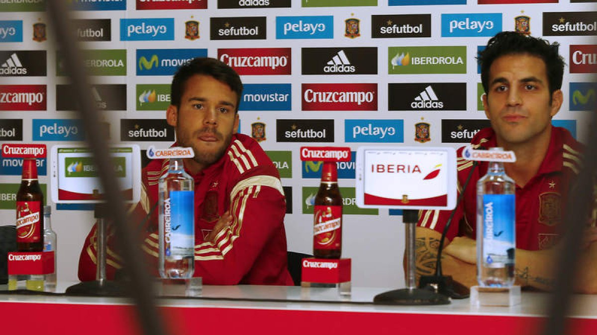 Bernat y Cesc, durante su comparecencia de ayer en el Reino tras el entrenamiento de la selección española.