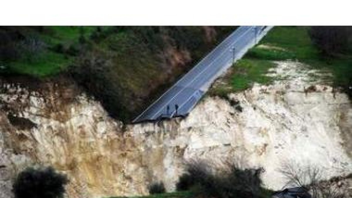 Vista general de una carretera destruida por un corrimiento de tierras en la localidad italiana de M