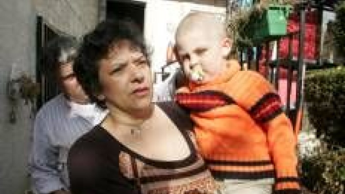 Toñín, en brazos de su madre, volverá a recibir muestras de solidaridad