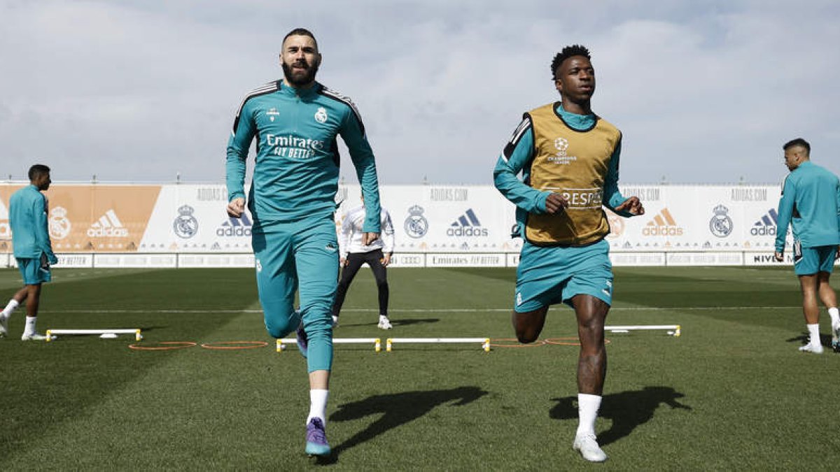 Benzema y Vinicius formarán hoy la pareja de ataque del Madrid ante el Chelsea. ANTONIO VILLALBA