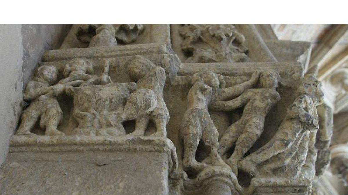 Detalle de uno de los capiteles del claustro de la Catedral leonesa, que se encuentran muy deteriorados. RAMIRO
