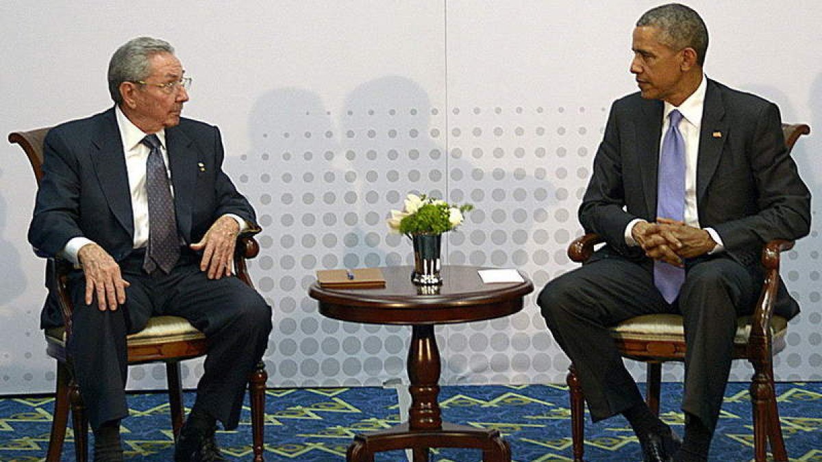 Nueva imagen del encuentro entre Raúl Castro y Barack Obama en la cumbre de Panamá.