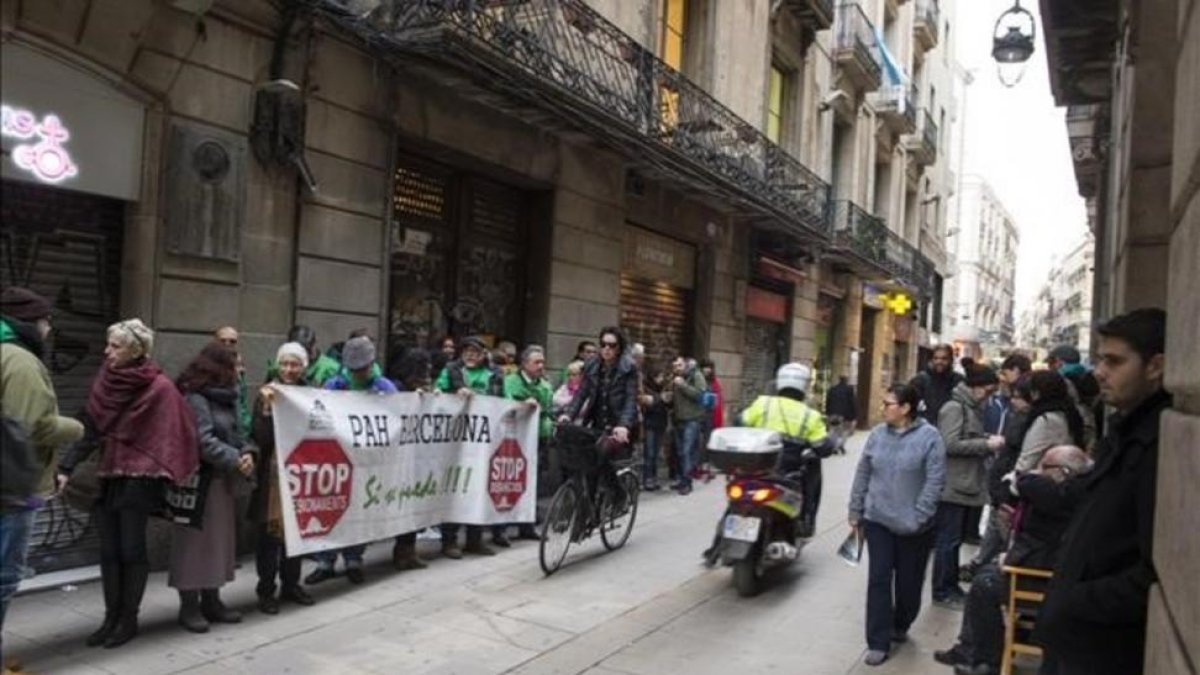 Activistas de la PAH frenan el desahucio de un vecino en Barcelona.