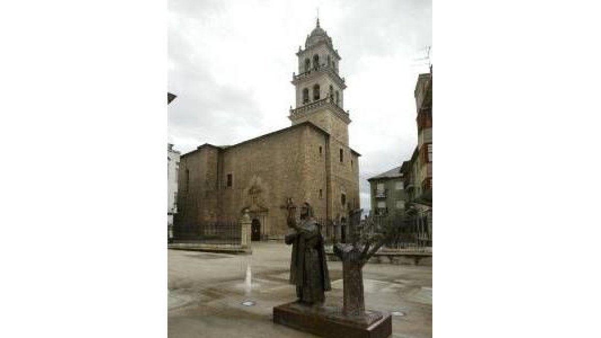 Escultura que representa el hallazgo de la imagen de la Virgen, en la plaza de La Encina