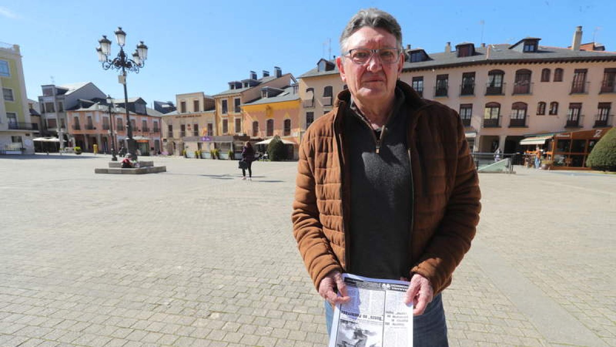 El exsindicalista José Antonio López, testigo de la inmolación, en el lugar donde ocurrió. DE LA MATA