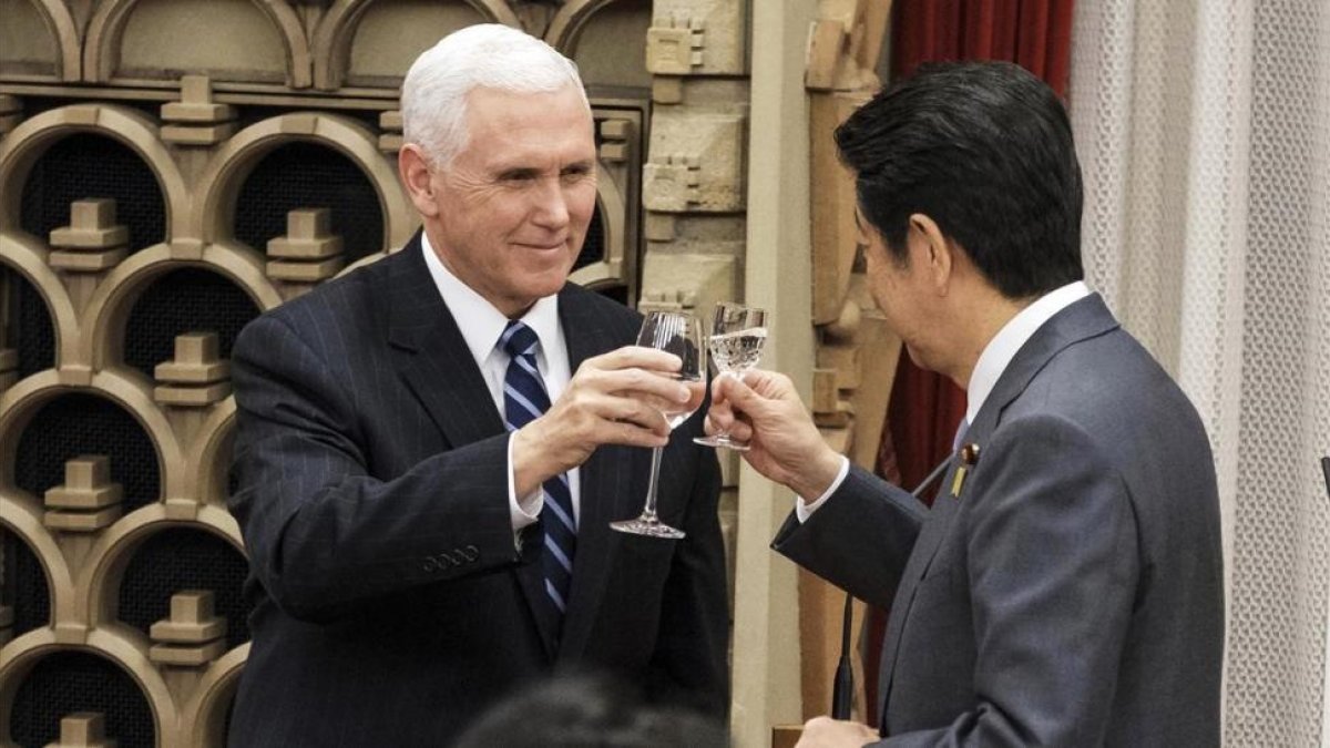 El vicepresidente de EEUU, Mike Pence, brinda con el primer ministro de Japón, Shinzo Abe, durante la cena en su visita a Tokio.