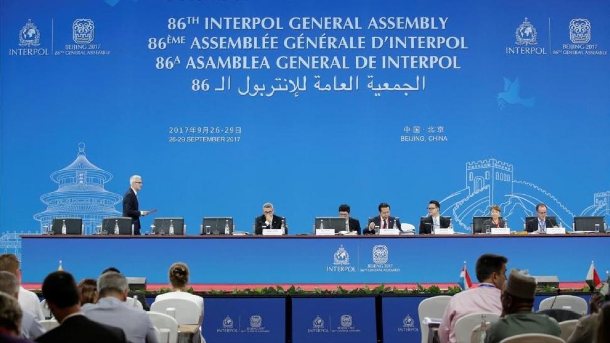 Delegados de los países miembros atienden durante la Asamblea General de Interpol, en Pekín, el 27 de septiembre