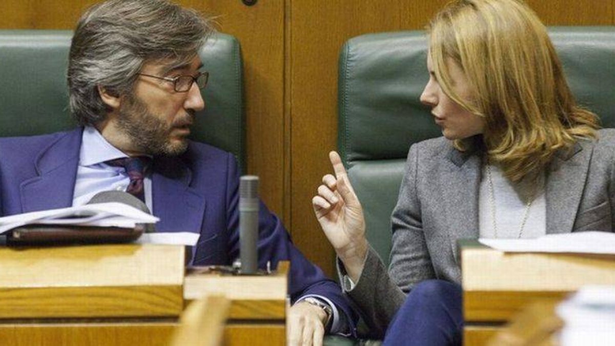 Iñaki Oyarzábal y Arantza Quiroga conversan, el pasado 20 de febrero, en el Parlamento vasco.