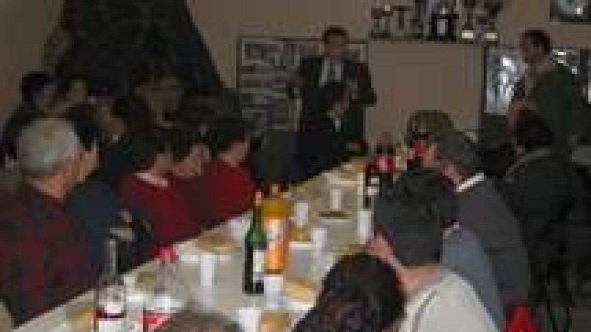 El director provincial de Educación cenando con los vecinos de Modino