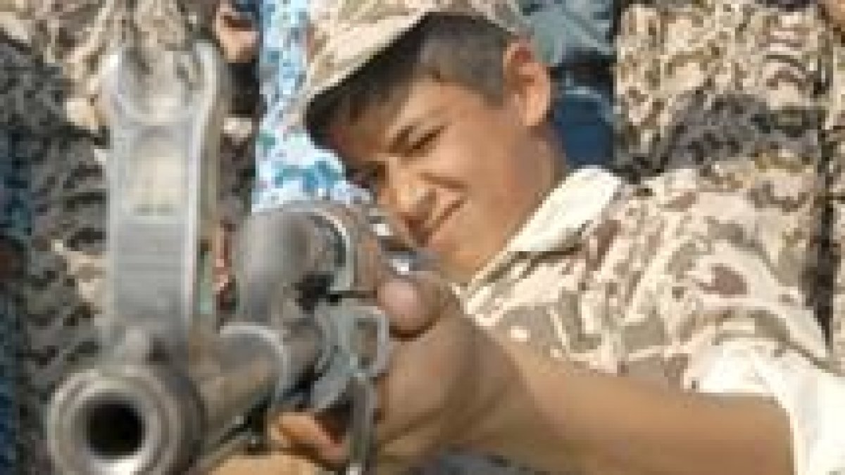 Un joven iraquí hace prácticas militares con su fusil kalhasnikov a las afueras de Bagdad