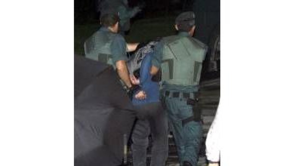 La Guardia Civil llevan esposado a Gorka Murillo tras su detención