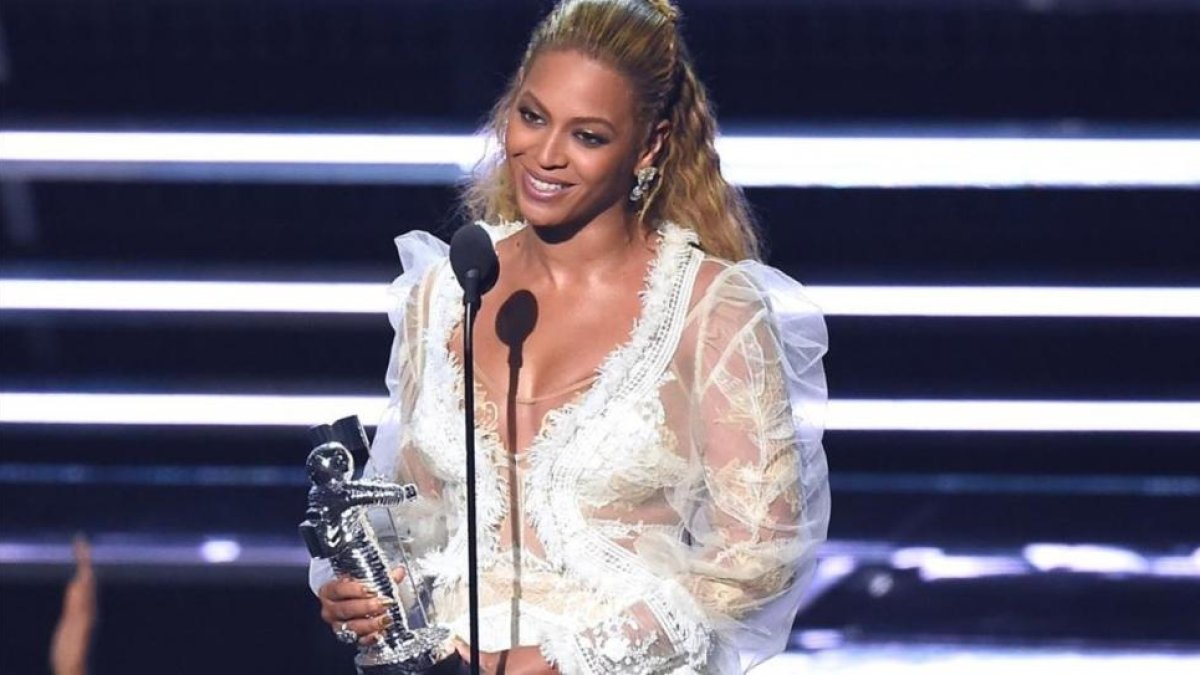 Beyoncé recoge el premio al mejor vídeo.