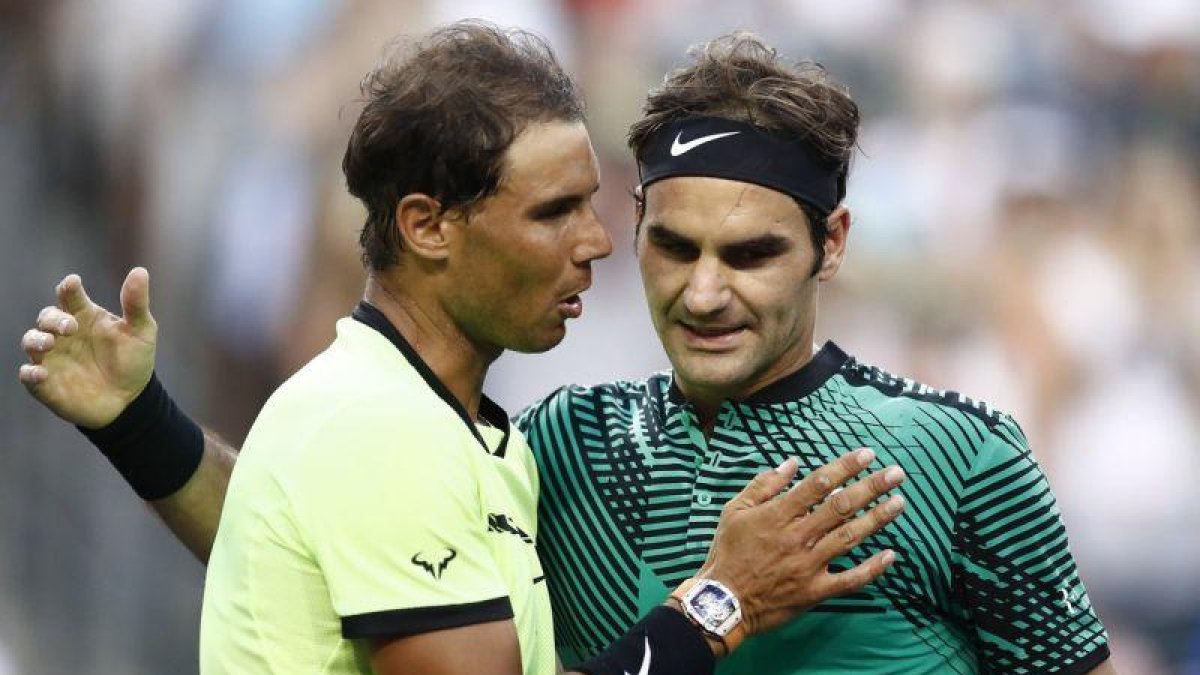 Rafael Nadal y Roger Federer se saludan tras el partido.