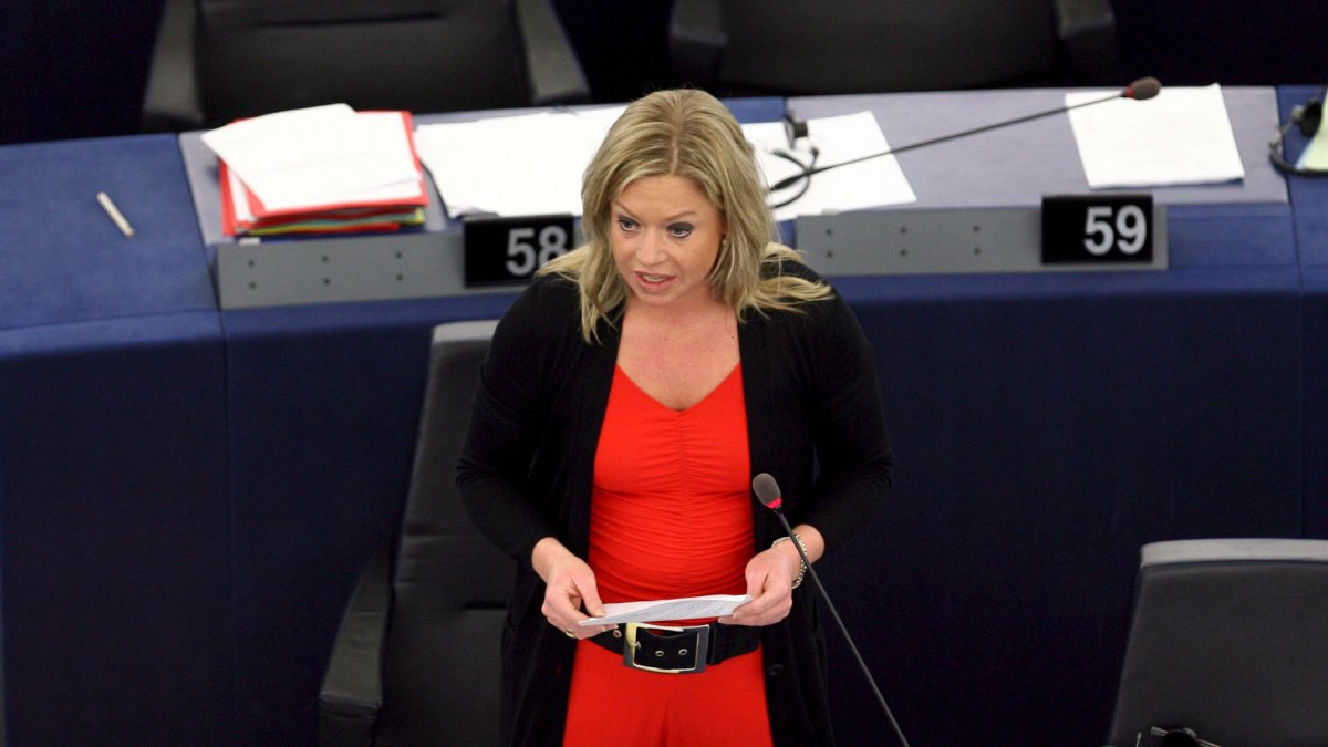 La liberal holandesa Jeanine Hennis-Plasschaert pronuncia un discurso durante la sesión.