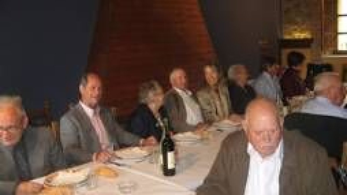 Los mayores de Garrafe de Torío fueron homenajeados ayer por el ayuntamiento