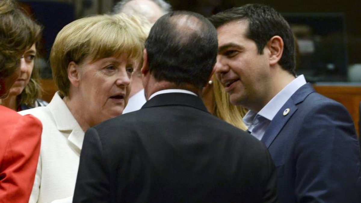 El primer ministro griego, Alexis Tsipras (dcha) habla con la canciller alemana Angela Merkel (izda) y el presidente francés François Hollande (c) durante la reunión del Eurogrupo en Bruselas.