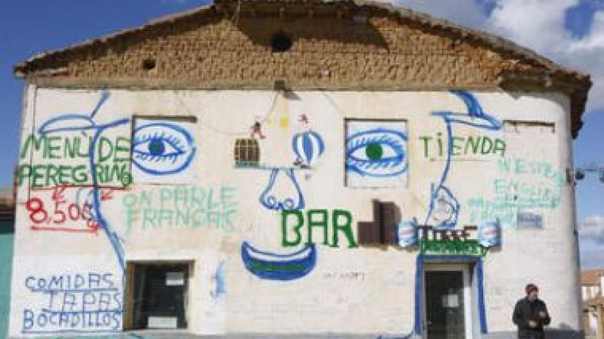 Singular fachada del bar-tienda-restaurante y hospedería de la variante entre Calzada y Mansilla