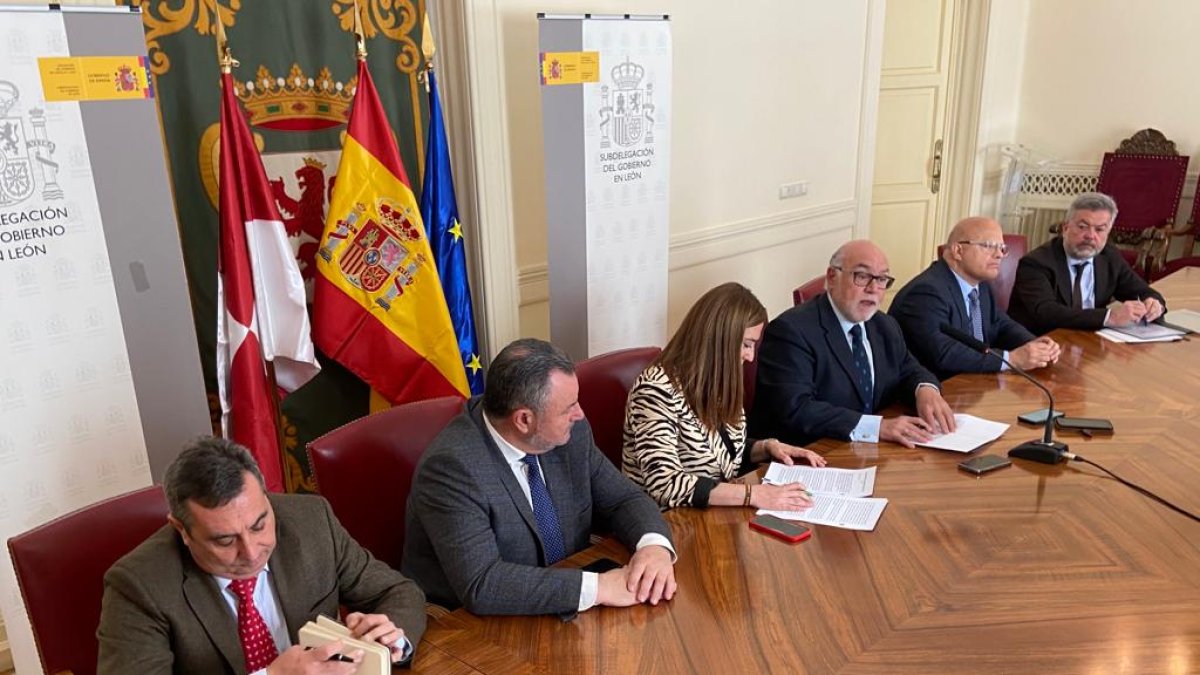 Un momento del encuentro mantenido esta mañana con las comunidades de regantes. RAMIRO