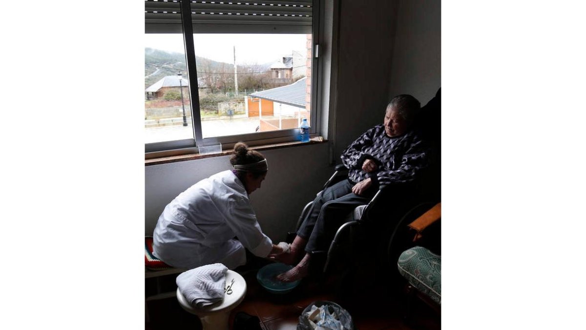 La atención domiciliaria evitará desplazamientos al Hospital de los pacientes crónicos. J.F.S.