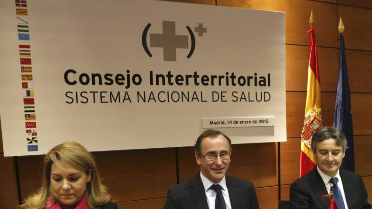 El ministro de Sanidad, Servicios Sociales e Igualdad, Alfonso Alonso (c), junto a los consejeros de sanidad de las Comunidades Autónomas, presidiendo por primera vez la reunión del Consejo Interterritorial de Salud, donde se debatirá, entre otros asuntos