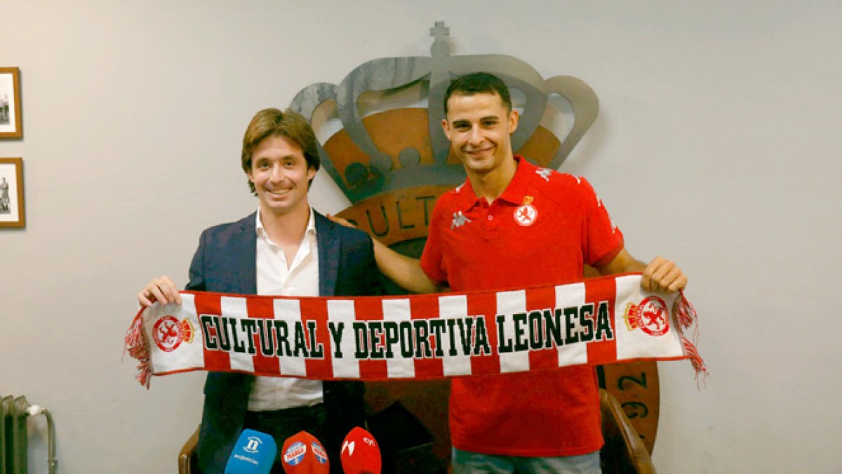 José Manzanera se encargó de la presentación del futbolista Jesús Álvarez. FERNANDO OTERO