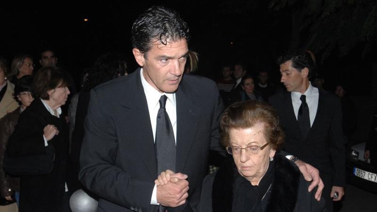 El actor Antonio Banderas y su madre en una imagen de archivo tras la muerte de su padre José Antonio Domínguez.
