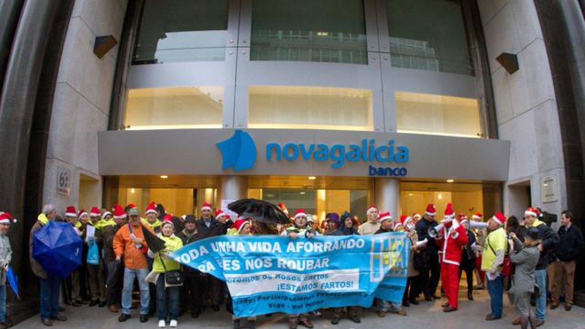 Afectados por las preferentes de Novagalicia Banco se manifiestan ante la sede central de esta entidad en Vigo, en el 2012.