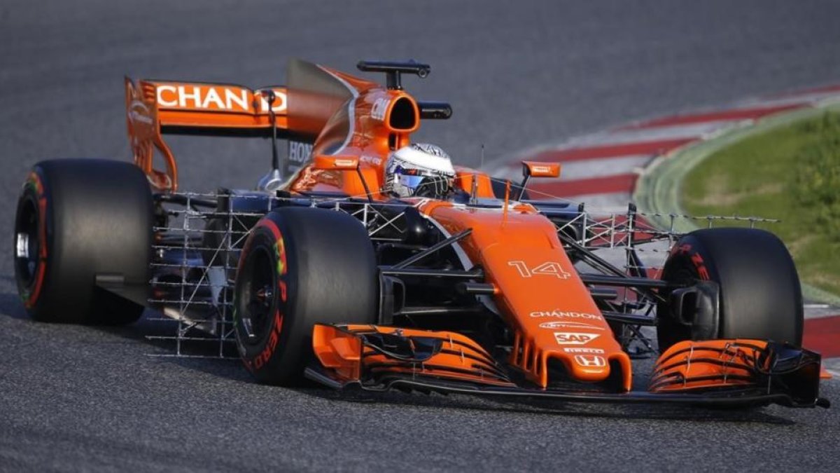 Al McLaren-Honda de Alonso le instalaron unos paneles de sensores aerodinámicos hoy en Montmeló.