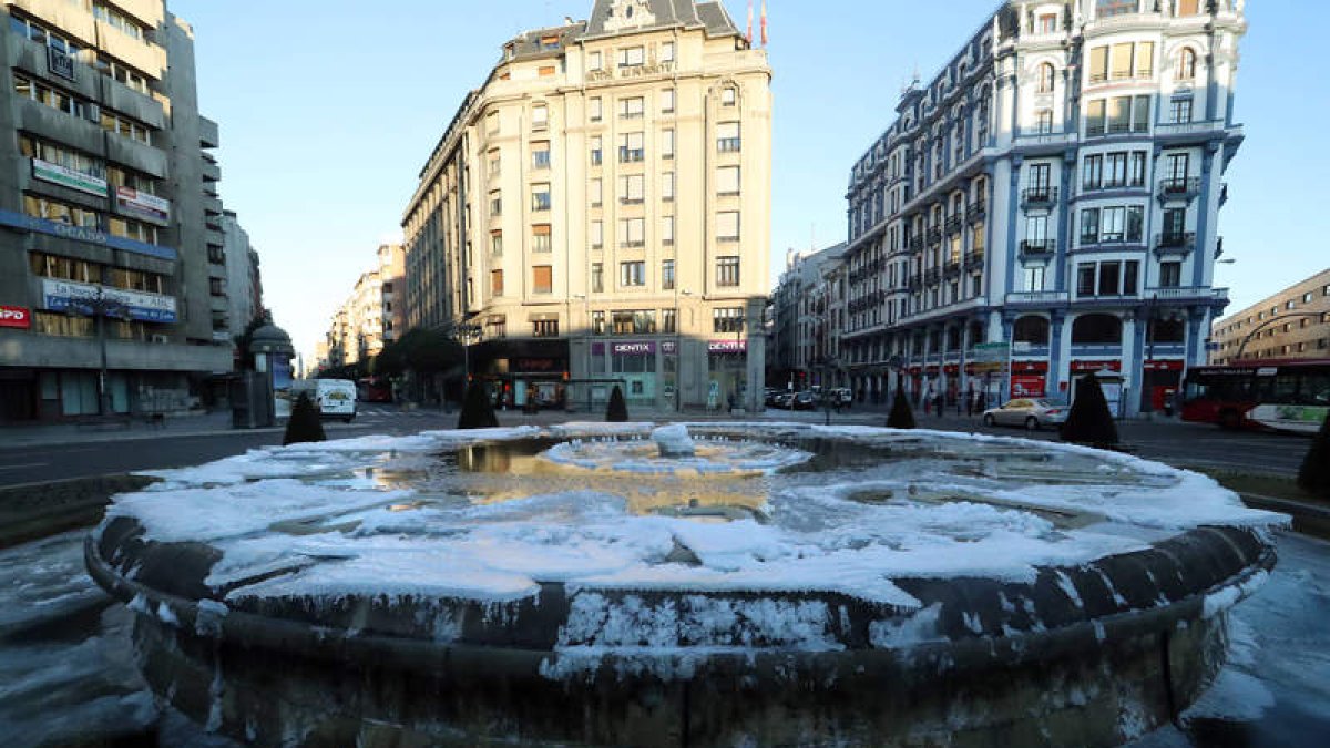 La fuente de Santo Domingo, en León capital, amaneció ayer totalmente congelada. RAMIRO