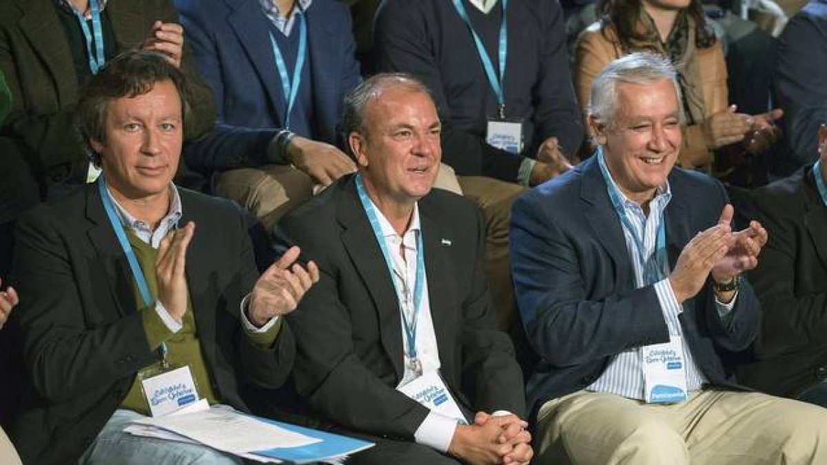 José Antonio Monago, entre el vicesecretario de organización del PP, Carlos Floriano, y el vicesecretario del PP, Javier Arenas, el viernes en Cáceres.