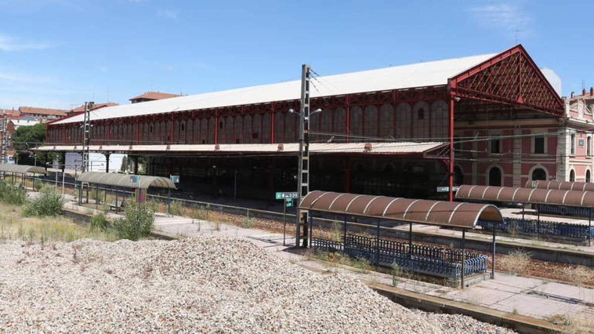 Estado reciente en el que se encontraba la antigua estación de Renfe a principios de mes, en imagen de archivo.