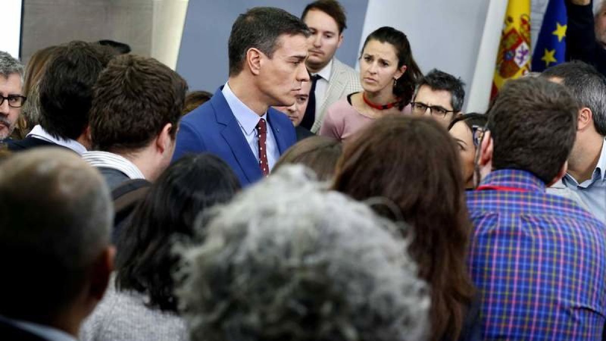 Pedro Sánchez, ayer, departe con los periodistas tras la rueda de prensa en la que presentó su proyecto de Gobierno.