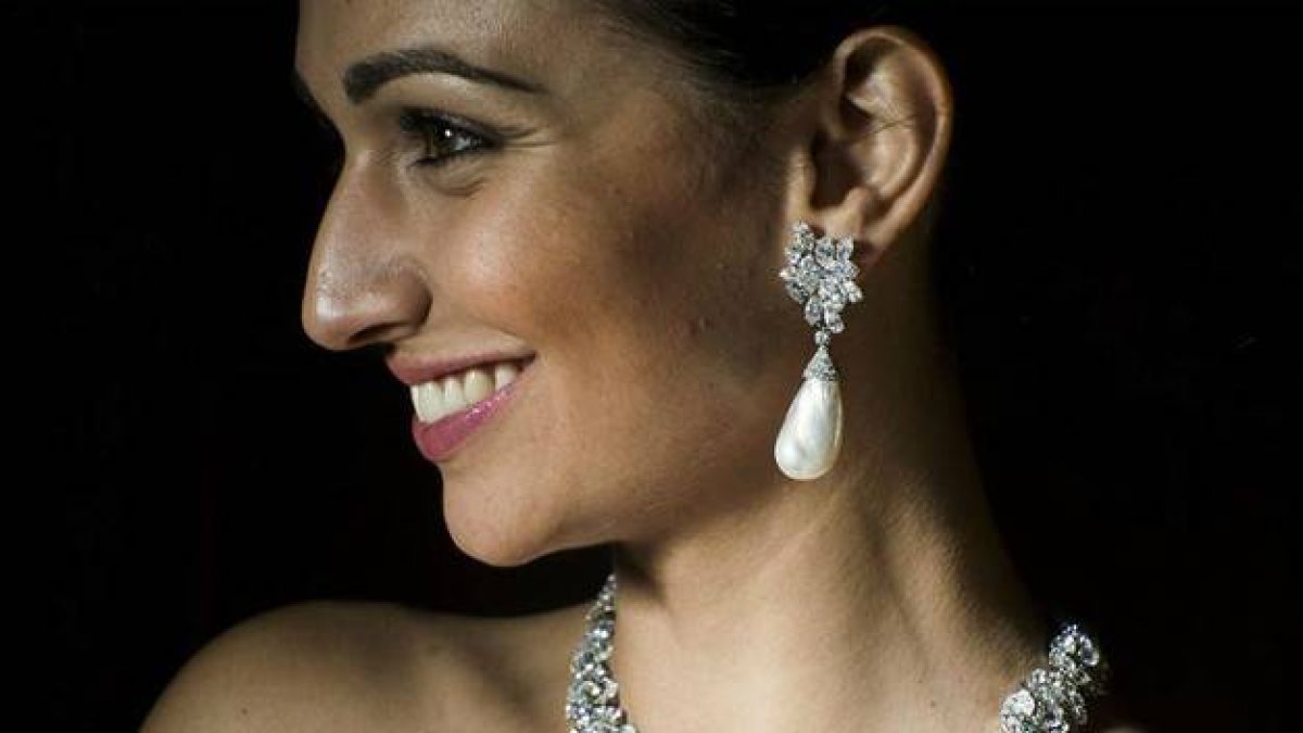 Una modelo posa unos pendientes de perlas naturales y diamantes --y que han sido vendidos por 1,5 millones de euros-- y un collar de diamantes de Bulgari.