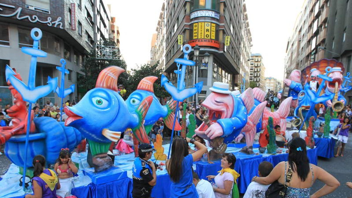 El desfile de carrozas se mantiene desde hace décadas, pero sin ánimo competitivo. L. DE LA MATA