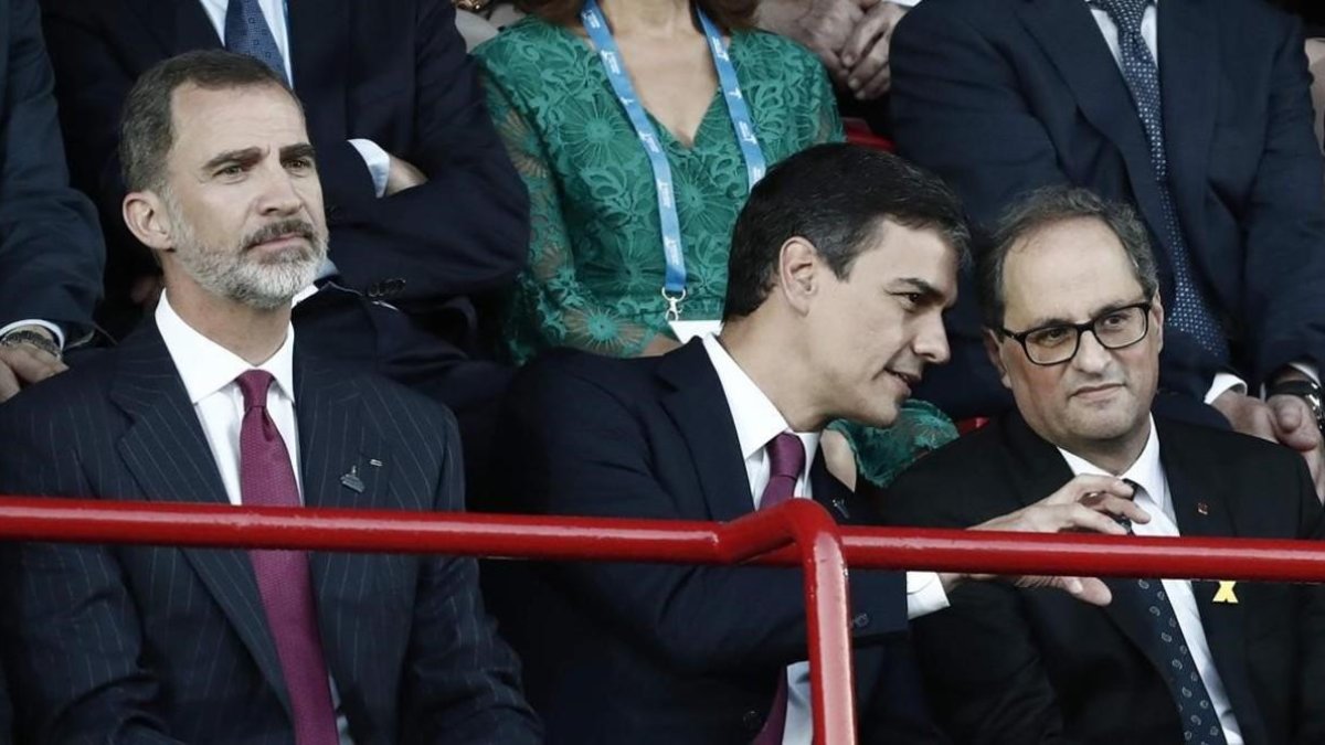 Pedro Sánchez, junto al Rey, charla con Quim Torra, el pasado 22 de junio, en la inauguración de los Juegos Mediterráneos de Tarragona.