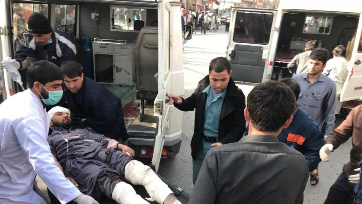 Evacuación de una víctima del atentado en el centro de Kabul.