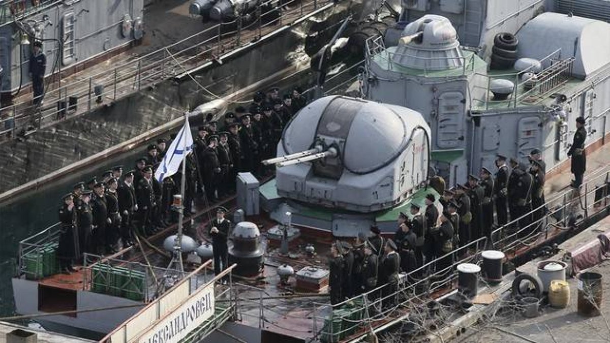 Marineros rusos participan en el izado de la bandera en el buque Alexandrovets, el miércoles.