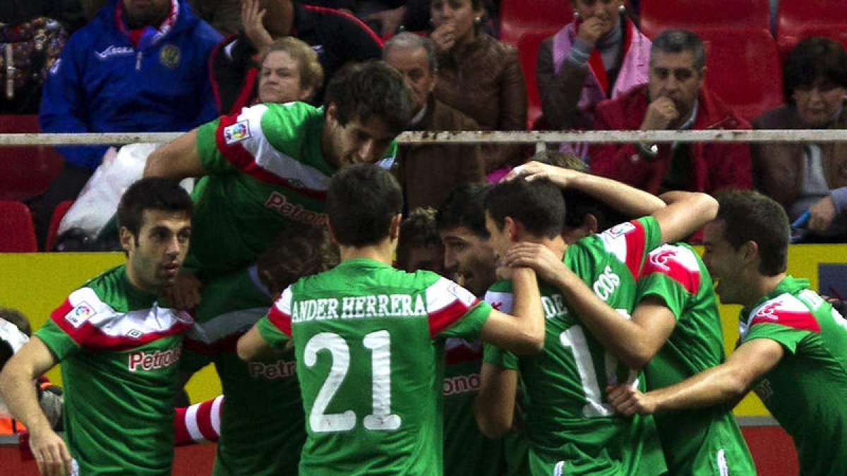 Los jugadores del Athletic celebran el segundo gol de su equipo.