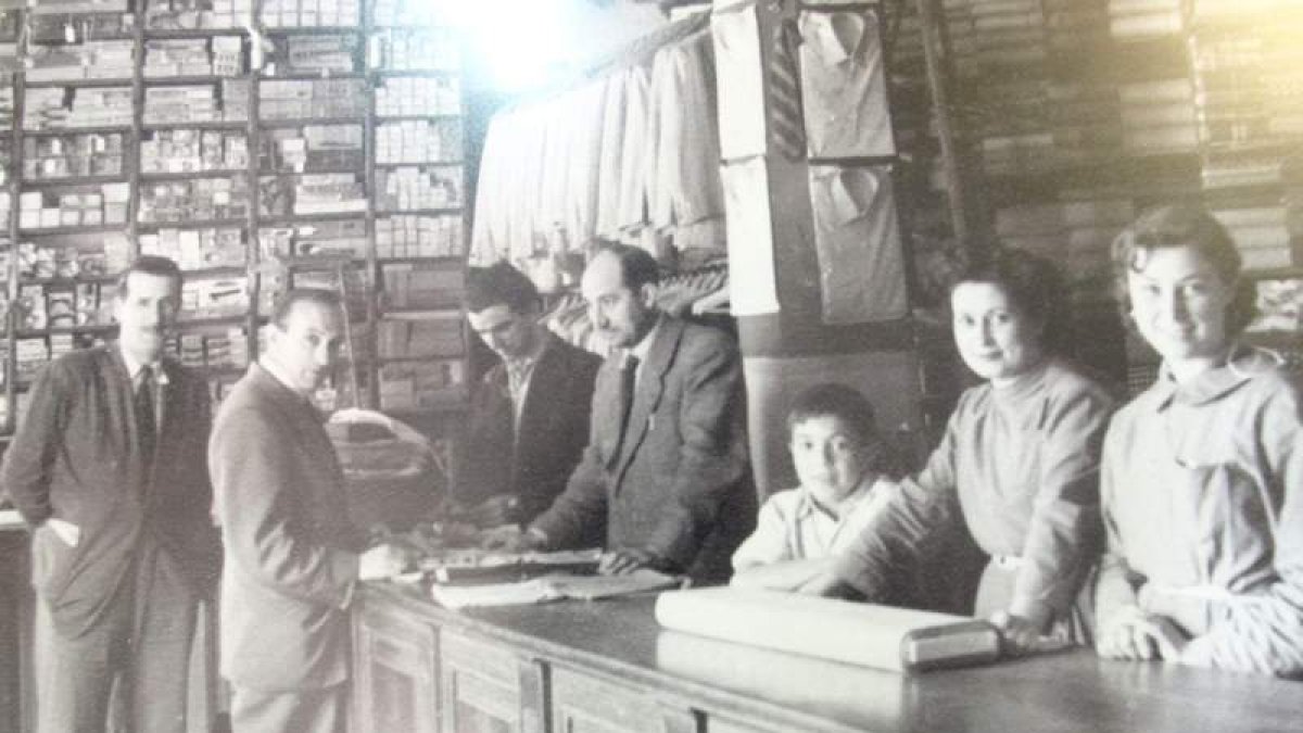 Una fotografía de 1950 del interior del comercio Las Novedades, predecesor de lo que pasaría a llamarse con los años Muebles Concellón.