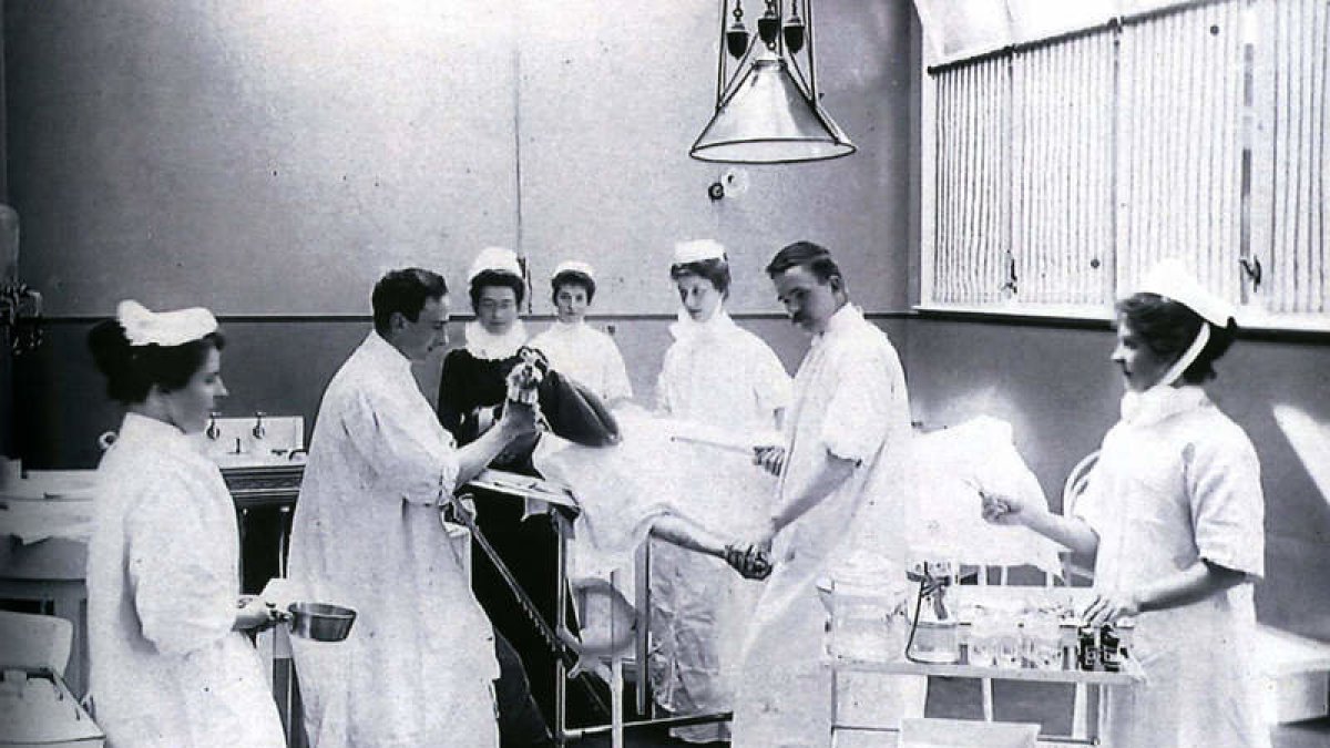 Cuidados a un paciente en un centro sanitario de león. La novena provincia de la enfermería era Reino de León. ARCHIVO HISTÓRICO DEL DIARIO DE LEÓN