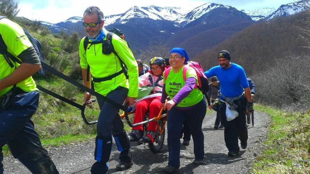 Miembros de la Fundación  Fundación Global Nature llevan a personas con movilidad reducida en Picos de Europa